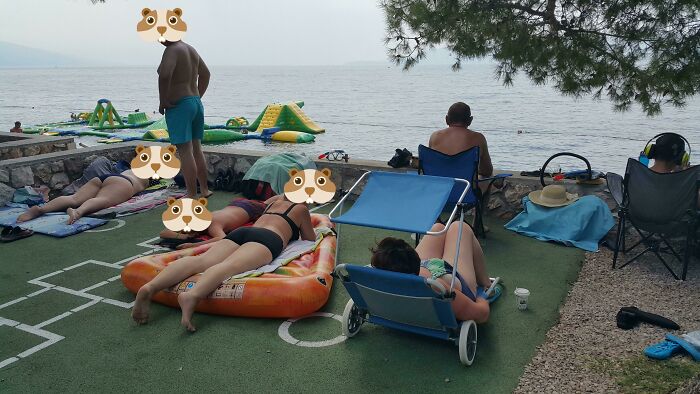 Una familia se apodera del parque infantil (la playa está justo debajo de ellos)