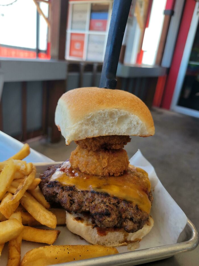 Me emocioné cuando vi aros de cebolla en una hamburguesa hasta que me sirvieron esto