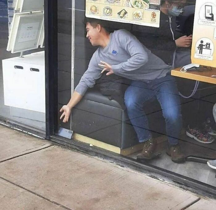 "I Want To Leave" Is Pretty Much The Weirdest Instagram Account, And Here Are 50 Pictures To Prove It (New Pics)