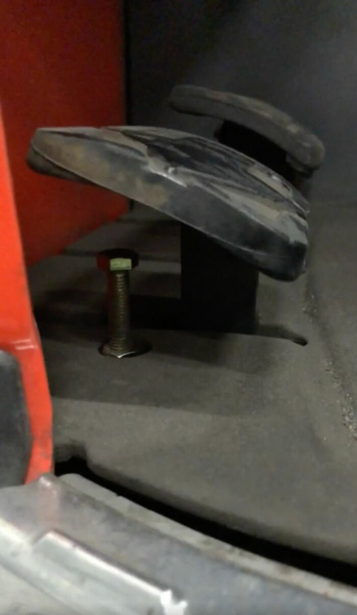 Trabajo en un almacén en Suecia, y recientemente redujeron a la mitad la velocidad de todas las carretillas elevadoras (de 16 Km/H a 8 Km/H) por razones de seguridad. Pensé que habían puesto algún limitador en el software, pero no. Encontraron una solución mucho más inteligente...