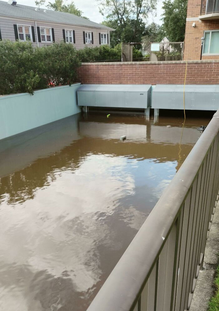 Un estacionamiento inundado, con aproximadamente 150 autos