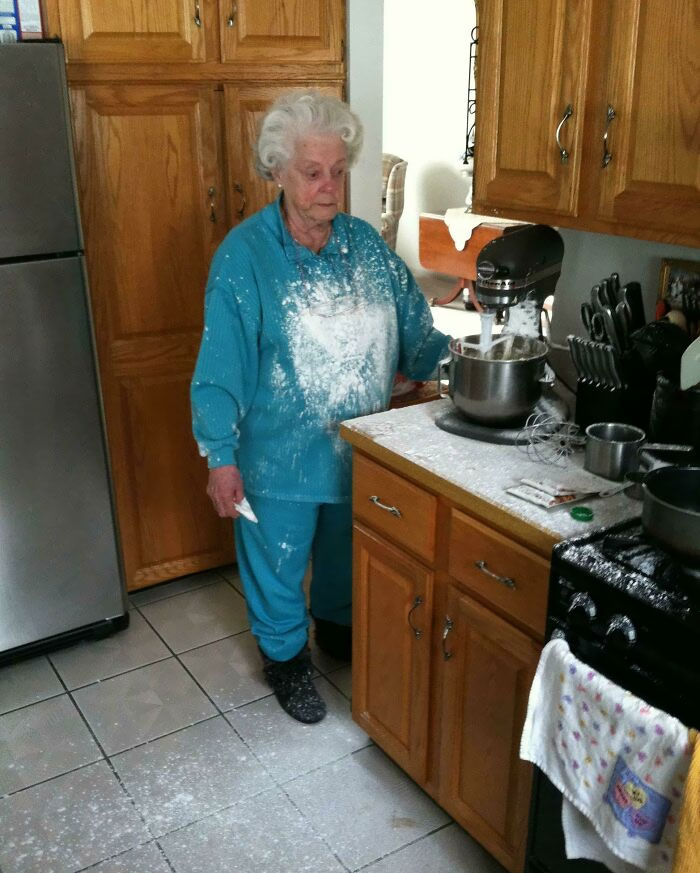 Esta es mi foto favorita de mi abuela. Estaba teniendo problemas con la batidora
