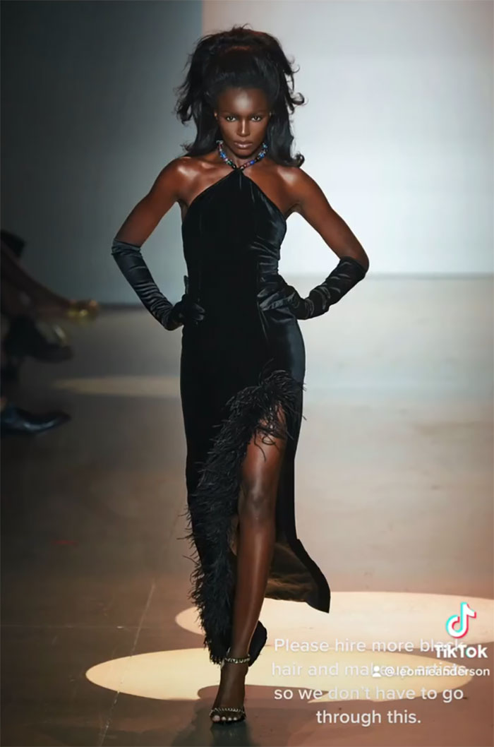 Una top model negra se maquilló y peinó ella misma 10 minutos antes de desfilar porque los maquilladores se equivocaron