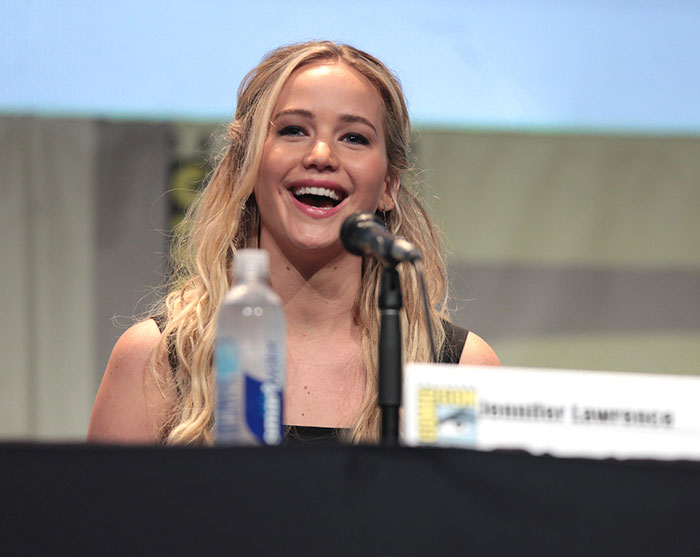 20 Celebridades que son totalmente distintas entre bastidores
