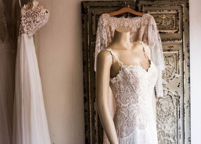 Este chico desinvitó de su boda a la familia de su prometida después de que la ningunearan comprando el vestido