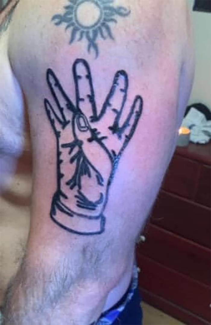 Hallé esto en la página de un artista local… realmente espero que la persona que lo lleva por lo menos haya pedido que tenga 6 dedos