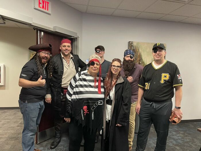 Mi equipo dijo que nos vestiríamos de piratas...