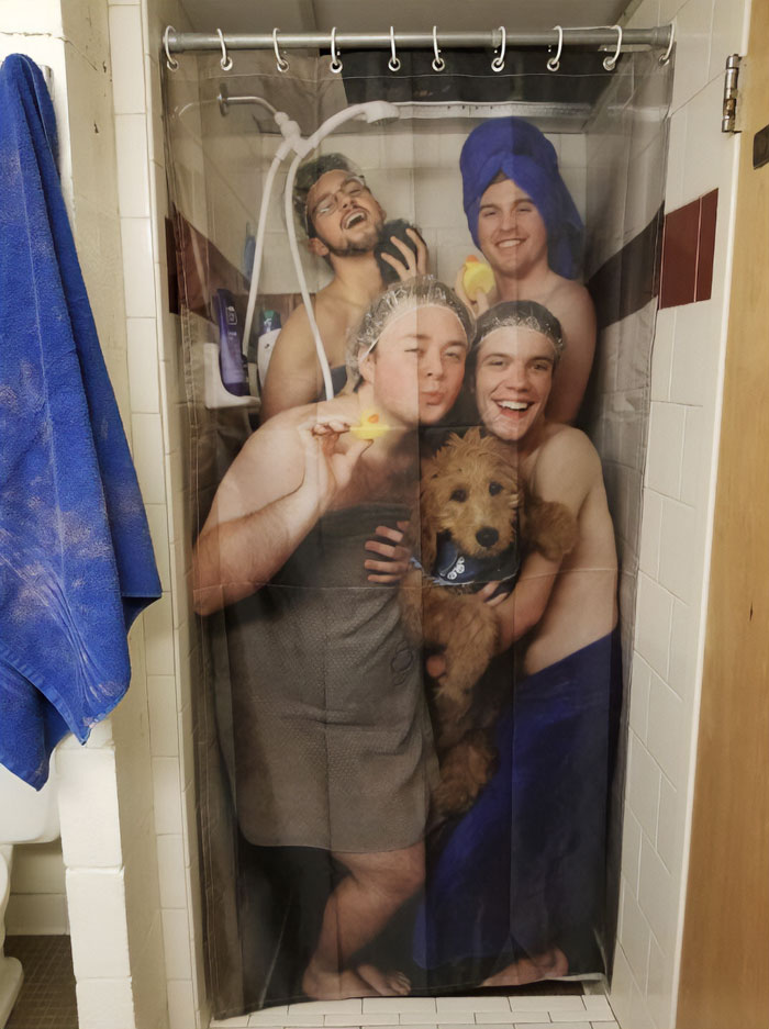 La nueva cortina de ducha de los compañeros de piso de mi amigo