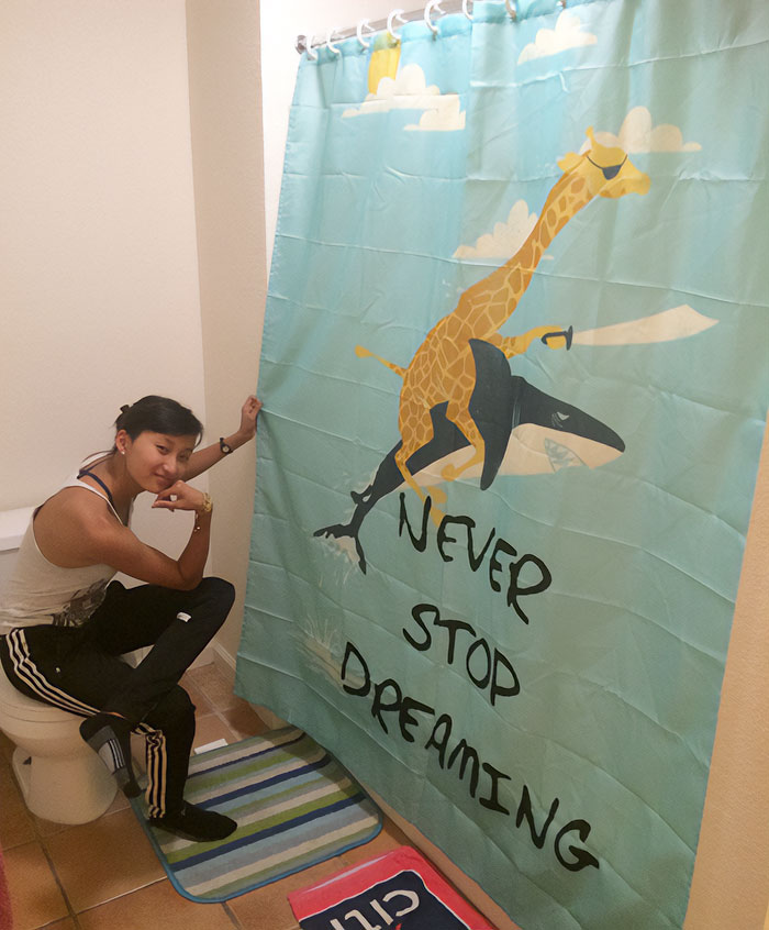 Le dije a mi compañera de piso que podía encargarse de elegir la cortina de la ducha
