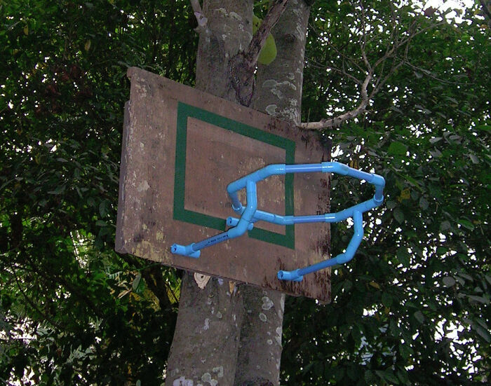 Un "aro" de baloncesto de tubos de PVC que hice para que mi hijo pudiera practicar