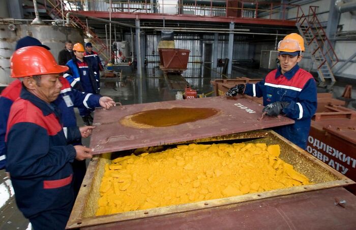 Trabajadores de Kazajistán que manipulan el óxido de uranio