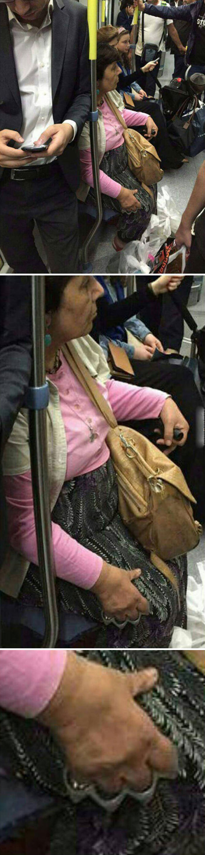 Una señora mayor en el subterráneo