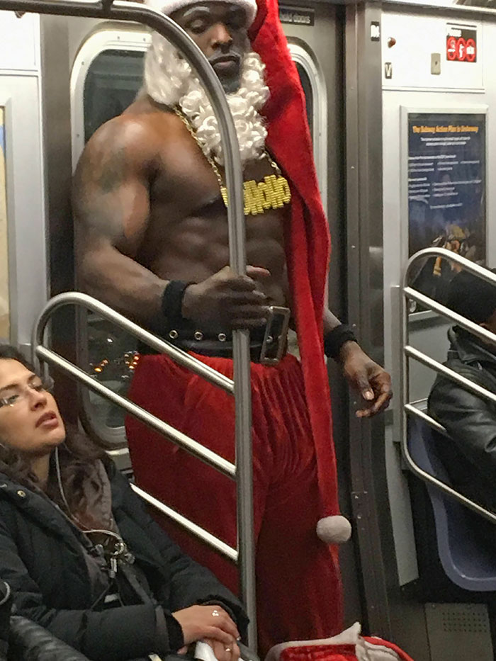 Simplemente Papá Noel viajando en subterráneo