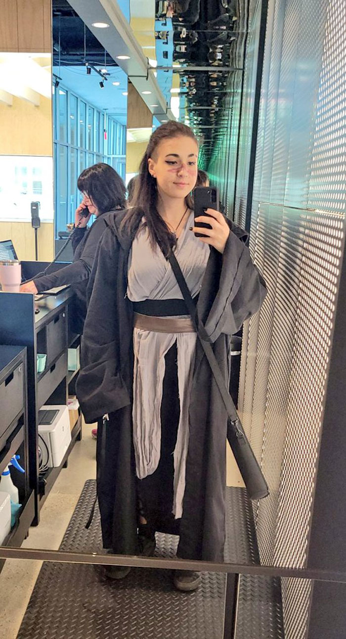 Feliz Halloween de tu Jedi de Descuento Local. También soy la única disfrazada en el trabajo