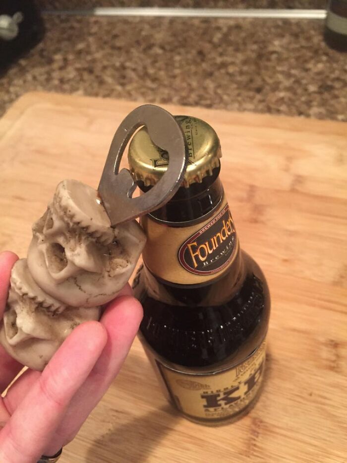 Compré este genial destapador de Halloween. Las calaveras impiden que encaje bien