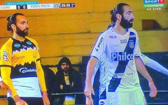 Este tipo juega para los dos equipos y también mira desde el banquillo