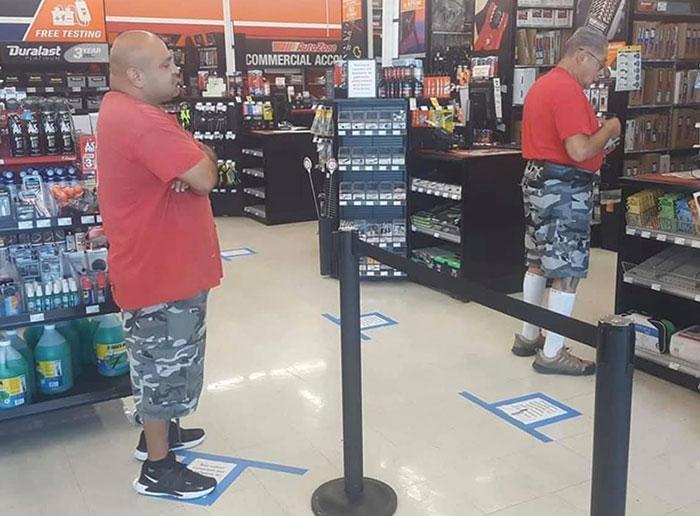 Haciendo cola para pagar y ves a tu yo del futuro