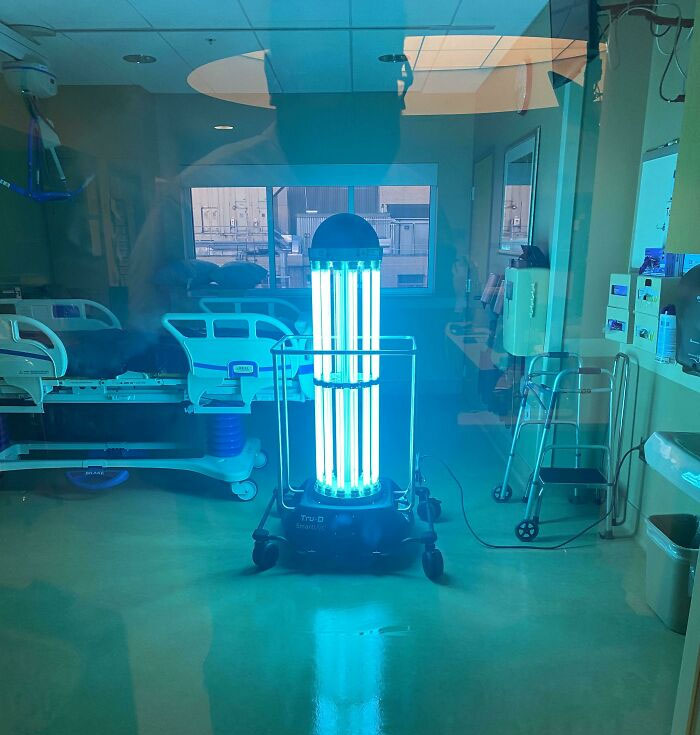 Luces ultravioleta que iluminan la habitación que acabo de limpiar en el hospital en el que soy conserje