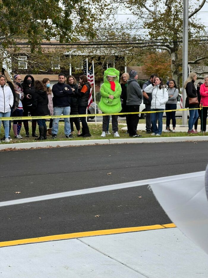 Estaba en la escuela de mi hijo para un desfile de disfraces. Un papá lo malinterpretó de la mejor manera posible