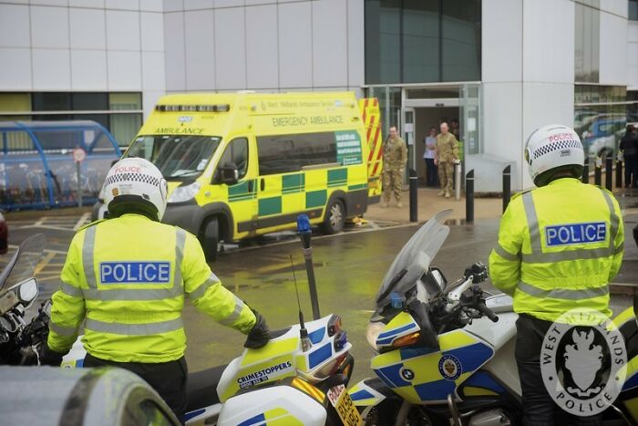Si te sientes débil, mareado o si estás deshidratado, busca la atención del personal médico o de seguridad inmediatamente