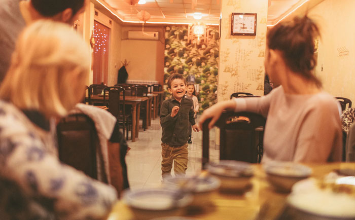 Esta mujer regañó a un niño molesto que toqueteaba sus cosas en un restaurante, y la madre del niño la confrontó