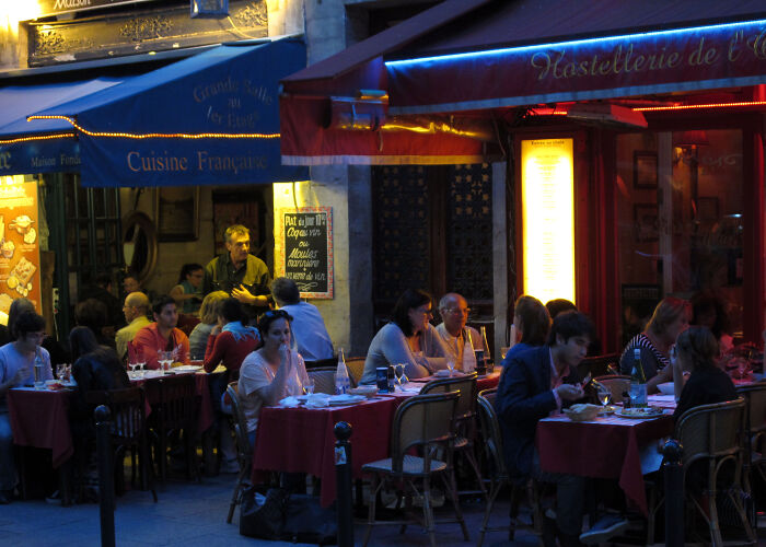 Recibir la cuenta en un restaurante de París