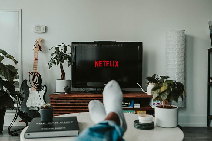 Esta mujer paga las 5 suscripciones de streaming de su marido desempleado, y él se vuelve loco tras pedirle que se quede solo con una