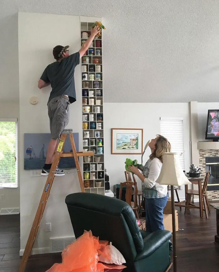 El nuevo novio de mi madre literalmente le construyó una pared para mostrar su colección
