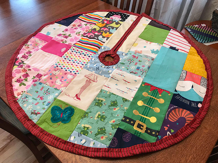 Hice esta colcha para el árbol de Navidad cosiendo la ropa vieja de bebé de mi hija, para mi esposa