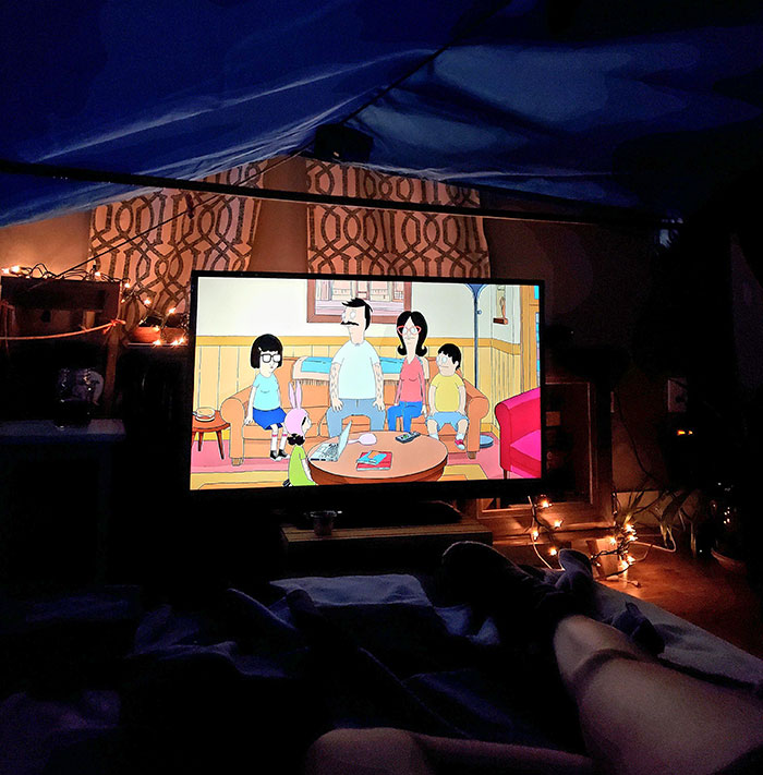 Es mi cumpleaños. Mi marido me hizo un fuerte de mantas en el salón, me compró una temporada de Bob's Burgers y una botella de vino. Es un gran hombre