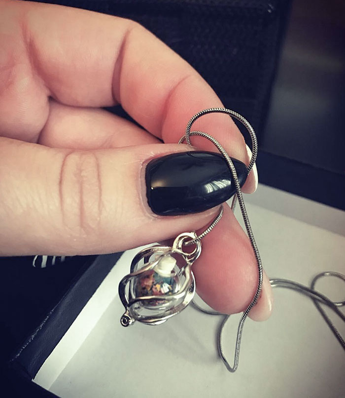 Regalo del día de boda de mi marido. Dentro de esa bola de cristal hay pétalos aplastados del primer ramo de flores que me regaló