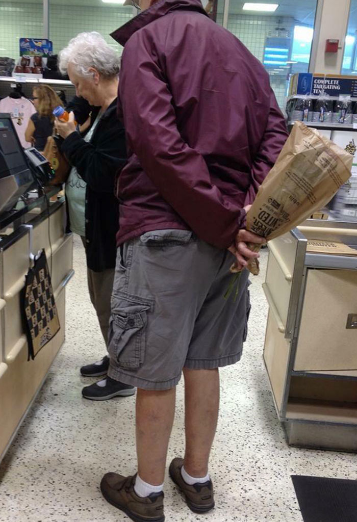 Estábamos en una larga cola en el supermercado. Este hombre dijo que tenía que ir al baño, pero en lugar de eso compró en secreto flores para su esposa y las escondió a sus espaldas