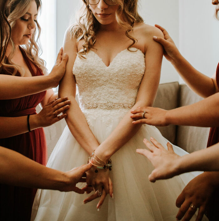 "Siempre he sido la 'hermana gorda':" Esta mujer adelgazó mucho antes de la boda de su hermana y la novia se enfadó con ella