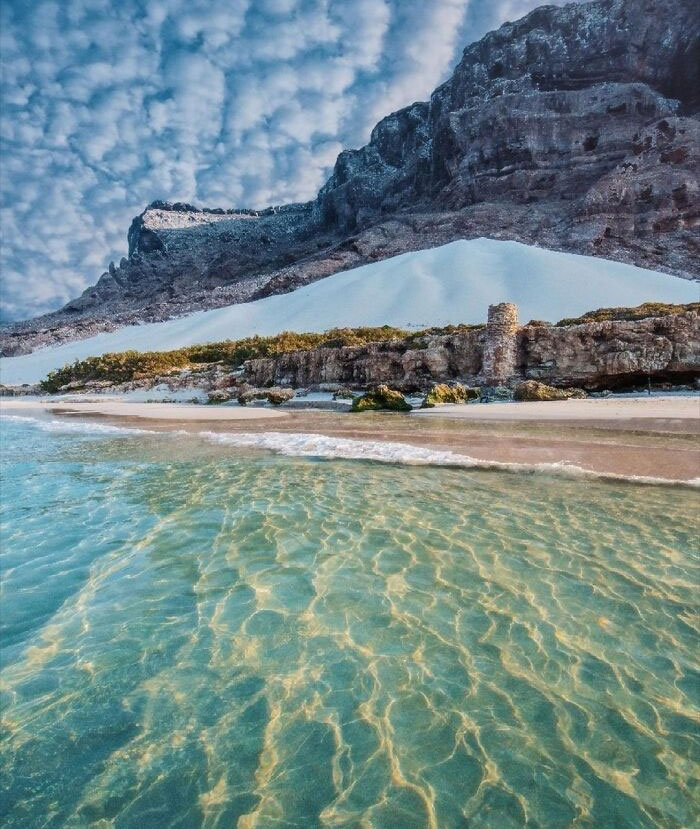 Esto parece que alguien insertó una montaña y se olvidó de terminar el Photoshop
