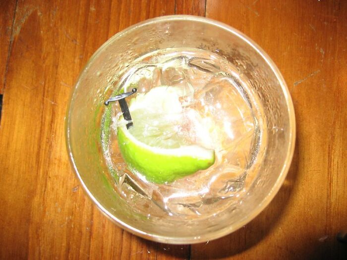 Vodka con jugo de naranja y una lima