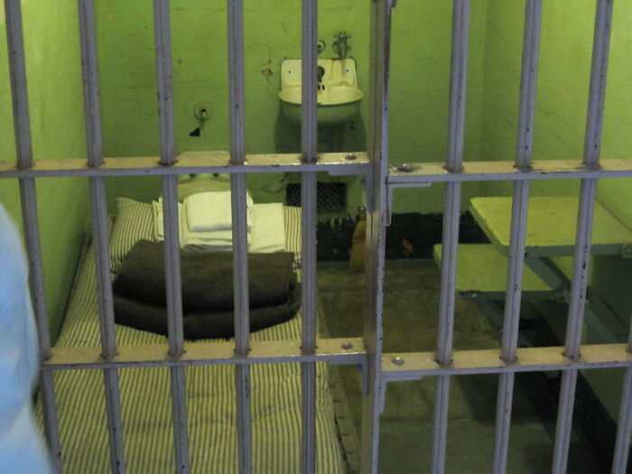 Exconvictos y sus seres queridos comparten 15 cosas que tuvieron que aprender por su cuenta sobre estar en la cárcel