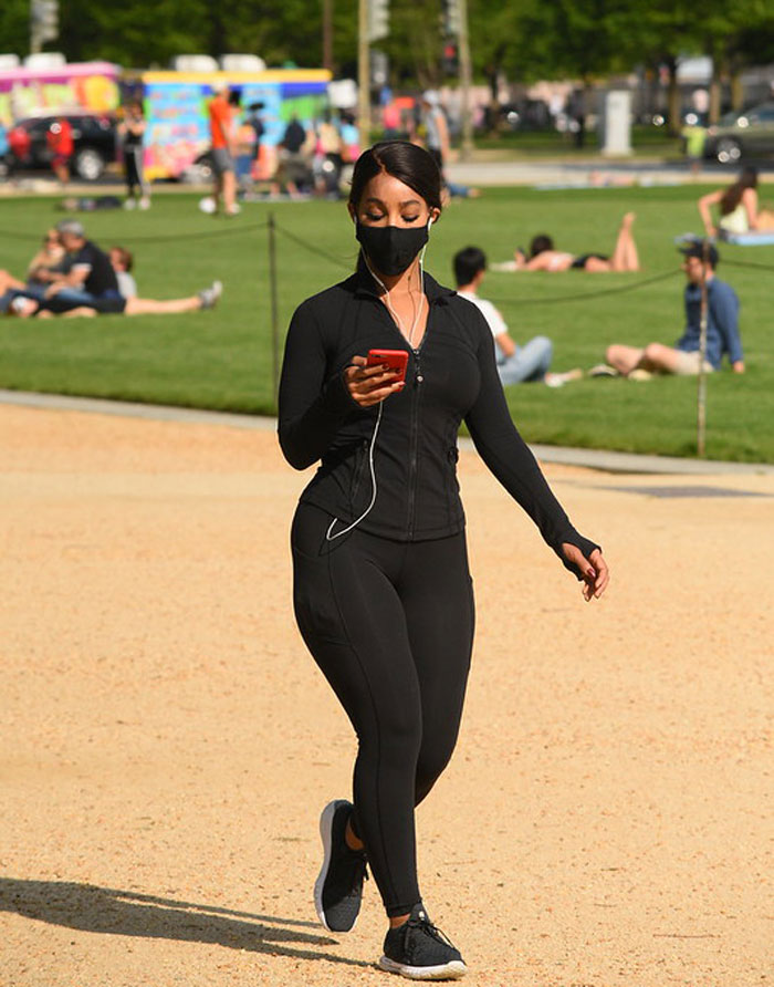 Puede que la COVID sea la principal razón por la que la gente comenzó a usar mascarillas, pero los usuarios de este grupo descubrieron otras 25 ventajas de utilizarlas