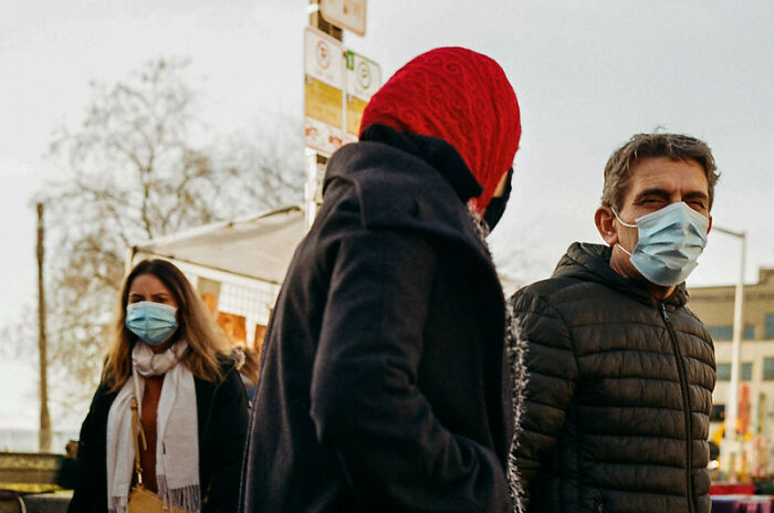 Puede que la COVID sea la principal razón por la que la gente comenzó a usar mascarillas, pero los usuarios de este grupo descubrieron otras 25 ventajas de utilizarlas