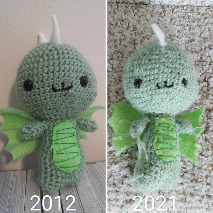 Presumiré un poco: Mi sobrino quiso mostrarme que todavía conserva el dragón bebé que le tejí cuando apenas era un bebé. Me parece que se mantuvo bastante bien