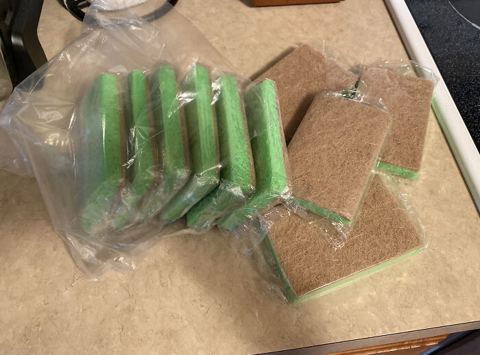 Me alegra mucho ver que mis esponjas hechas con materiales reciclados y biodegradables vengan empaquetadas todas juntas y envueltas individualmente en plástico