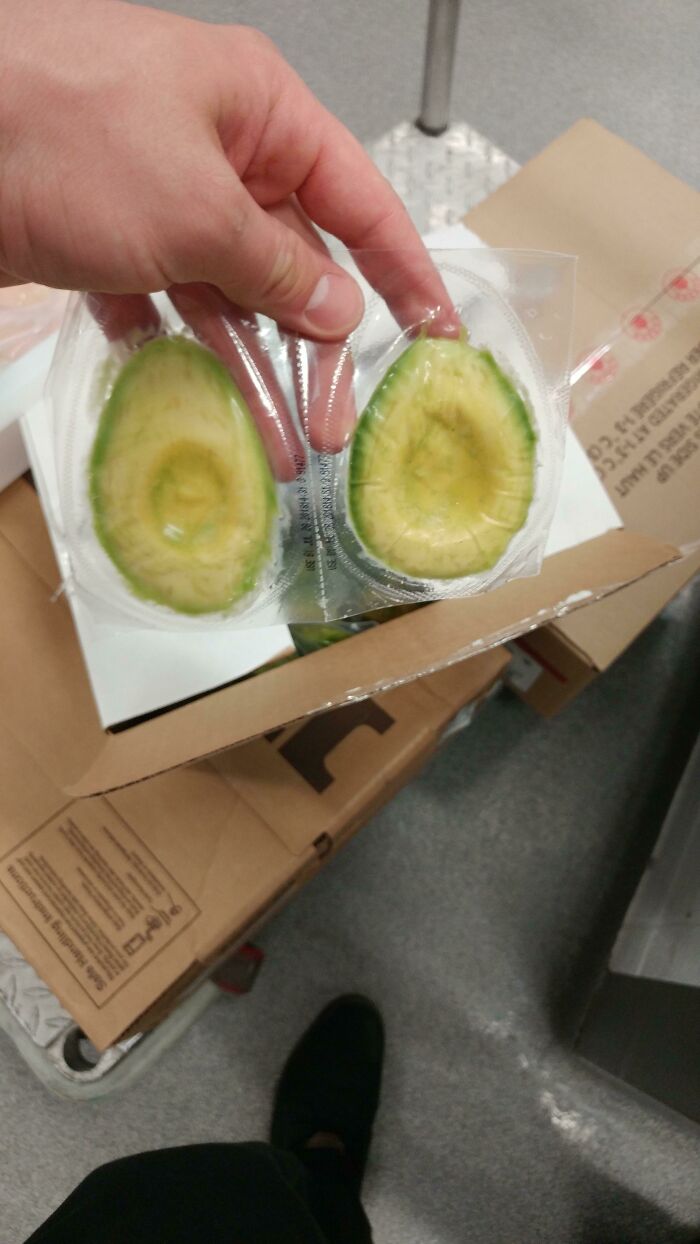 Aguacates pelados y envueltos en plástico 