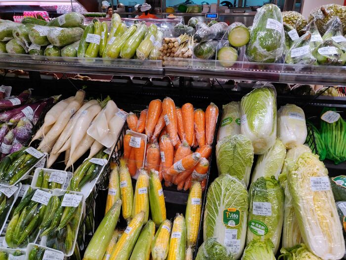 Vegetales con envoltorio individual en un supermercado vietnamita