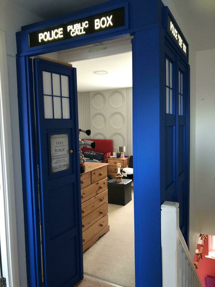 Un papá se pasó cuatro meses planeando y creando esta Tardis para la puerta de la habitación de su hijo como regalo de Navidad