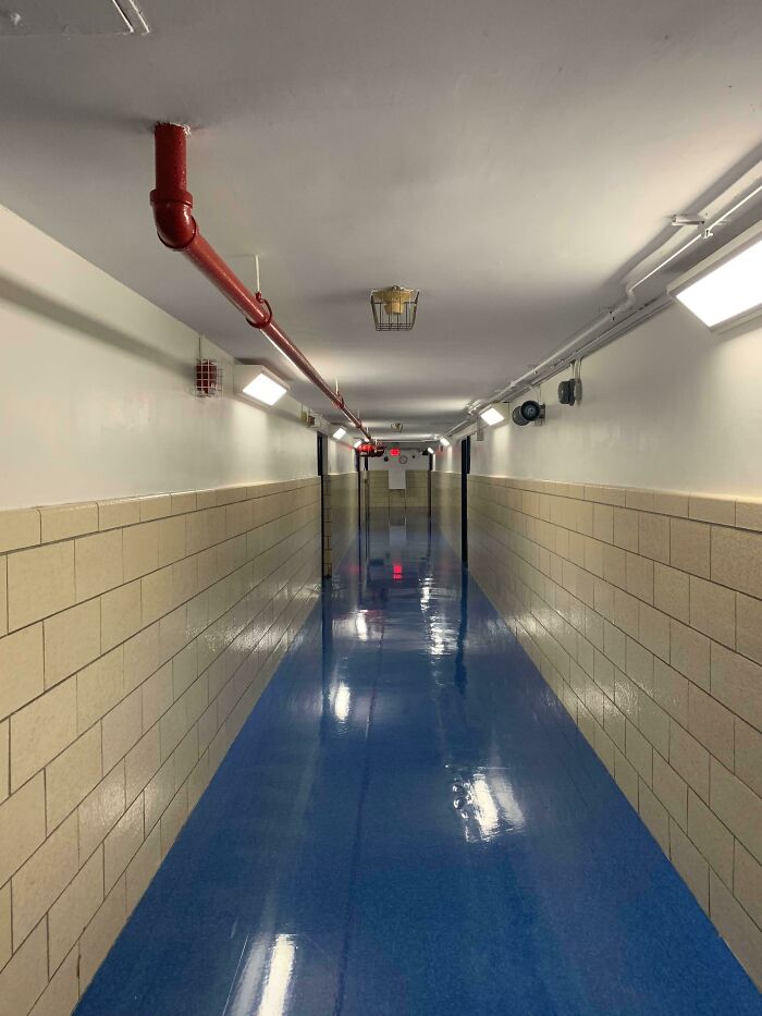 Pasillo del sótano de una escuela