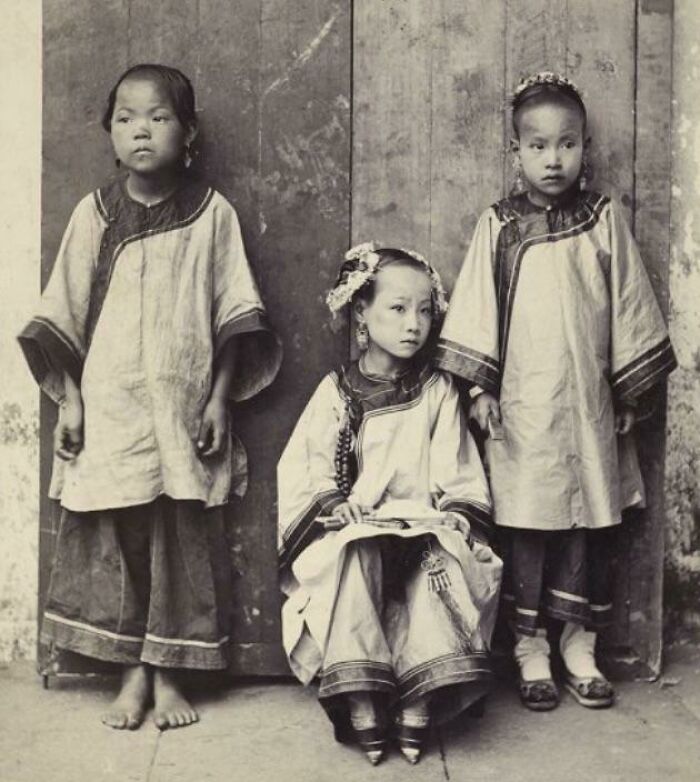 El destino y los pies de tres niñas chinas: una esclava descalza, una niña con los pies envueltos y una cristiana con los pies sin envolver - Principios del siglo XX