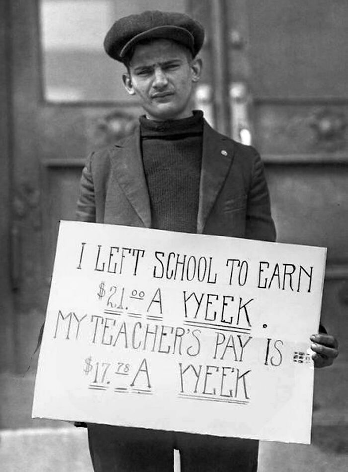 Un joven se manifiesta contra los bajos salarios de los maestros, cerca de 1930. "Dejé la escuela para ganar 21 dólares a la semana. Mi sueldo de maestro es de 17,78 dólares a la semana". Foto: Paul Thompson