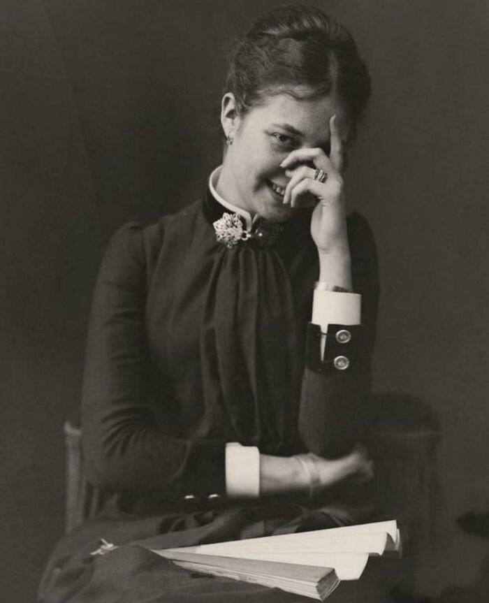Retrato desenfadado de una mujer sonriendo, 1880