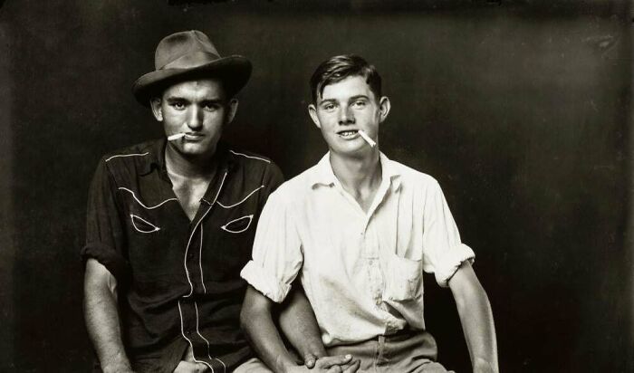 La vida rural estadounidense en la primera mitad del siglo XX, por Mike Disfarmer, cuya vida fue un misterio y cuya obra sólo se descubrió póstumamente