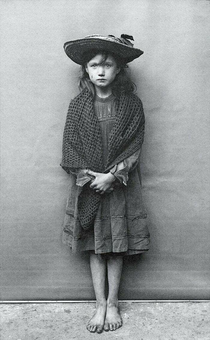 Adelaide Springett, que estaba tan avergonzada por el estado de sus botas que se las quitó, posando para una fotografía en Londres, 1901. Foto de Horace Warner