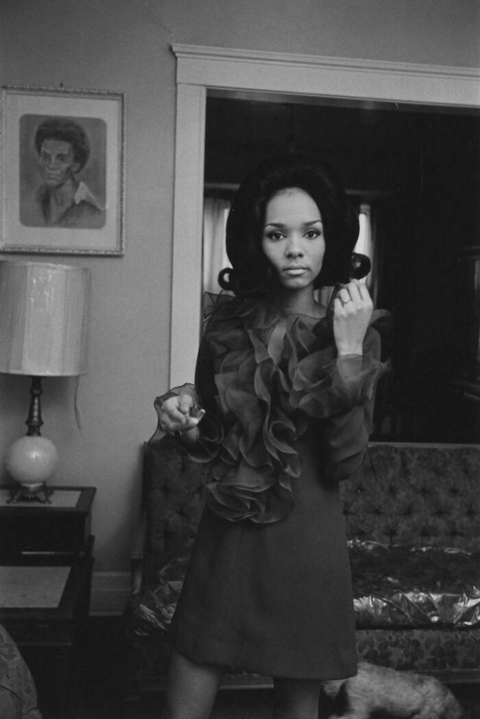 Mujer joven vestida para una noche de fiesta, Detroit, 1968